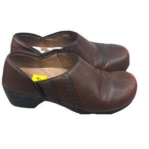 Women’s Size 39/8.5-9 Brown Dansko Clogs/shoes. Used. {105}.